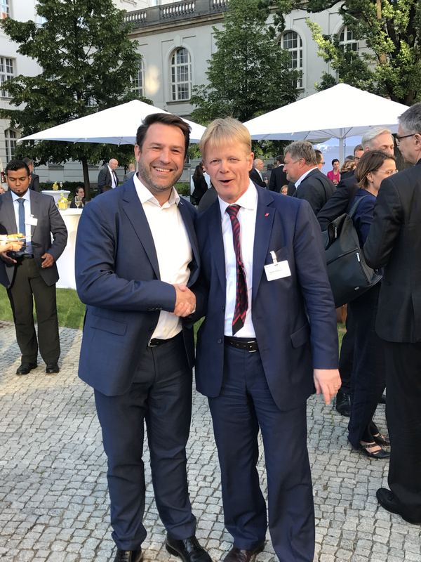 UFO-Vorsitzender Alexander Behrens mit dem DGB-Vorsitzenden Reiner Hoffmann im spaßigen Gespräch über die Aufnahme der UFO in den DGB. UFO-Vorsitzender Alexander Behrens mit dem DGB-Vorsitzenden Reiner Hoffmann im spaßigen Gespräch über die Aufnahme der UFO in den DGB.
